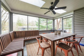 Little Grey Cottage - Beautifully decorated large vacation home - Walking distance to Lake Michigan!